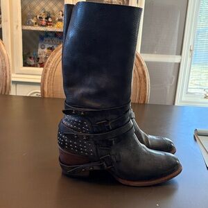 Grey Freebird Coy. Size 10.